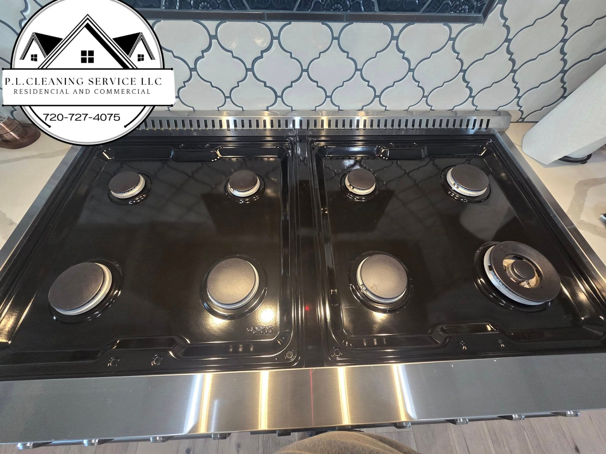 Stainless steel cooktop with burners